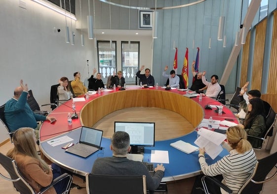 Momento de una de las votaciones celebradas este jueves en el pleno del Ayuntamiento de Guijuelo.