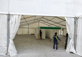 El montaje de los stands ha comenzado esta mañana en el interior de la carpa de la Plaza Mayor.