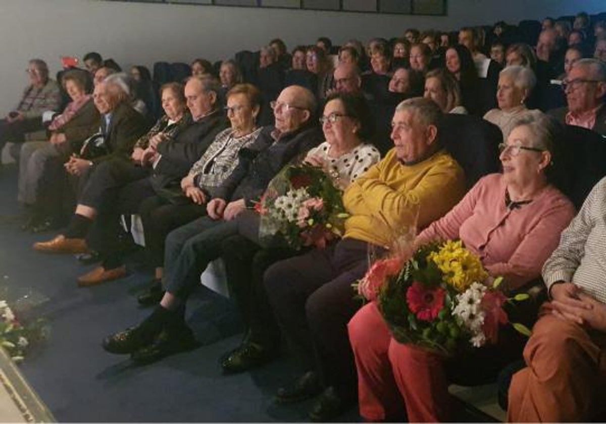 Santa Marta rinde homenaje a nueve parejas en la gala «50 años juntos»