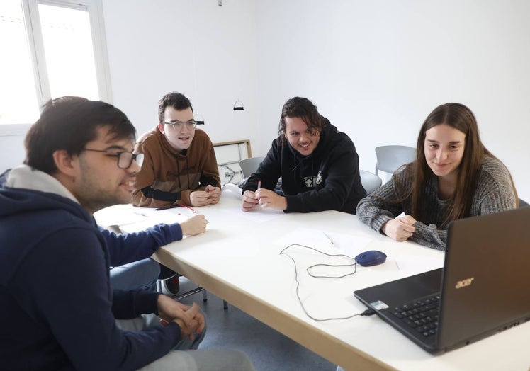 La Asociación Síndrome de Asperger de Salamanca acoge a todas las personas que tienen Asperger en sus terapias, donde, de forma telemática o de forma presencial, trabajadores sociales, psicólogos, afectados y familias luchan contra la incomprensión.