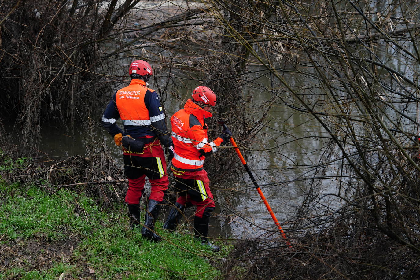 En imágenes: nueva búsqueda en el río para buscar al vecino del Camino de las Aguas desaparecido la semana pasada