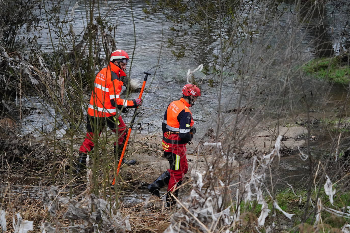 En imágenes: nueva búsqueda en el río para buscar al vecino del Camino de las Aguas desaparecido la semana pasada