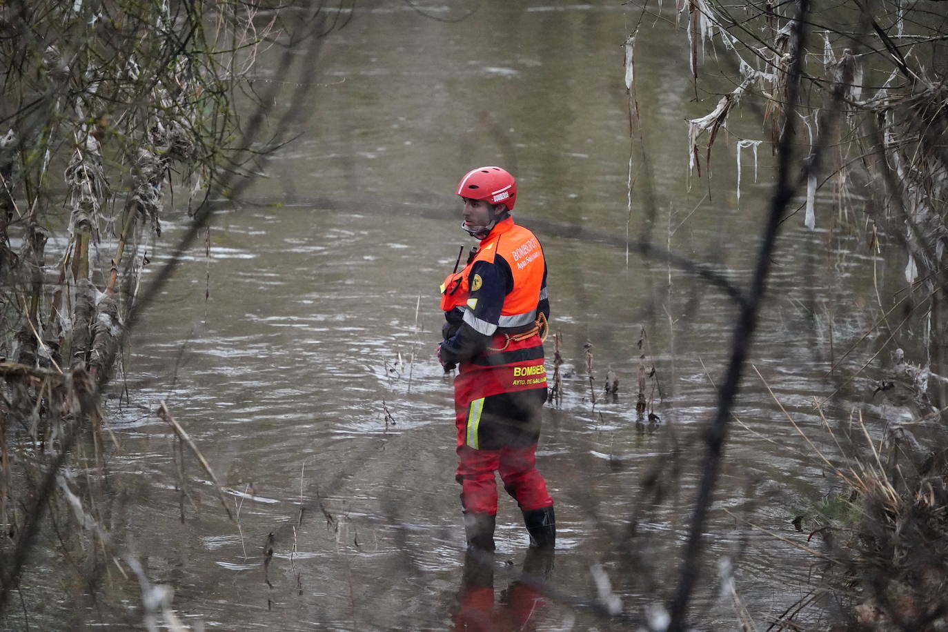 En imágenes: nueva búsqueda en el río para buscar al vecino del Camino de las Aguas desaparecido la semana pasada