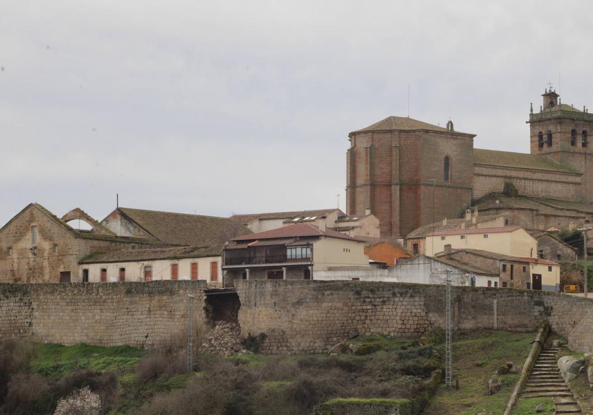 El tramo de la muralla de la villa ledesmina se derrumbó durante la noche del martes.