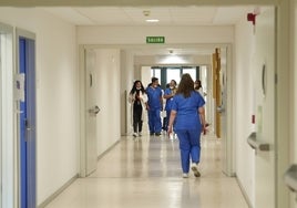 Tránsito de profesionales sanitarios en el Hospital de Salamanca.