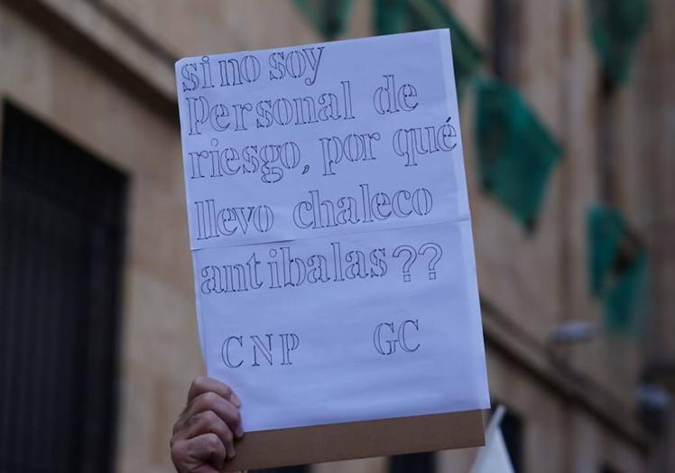 Cartel de un manifestante