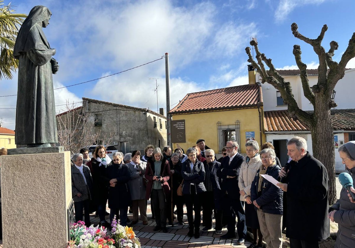 Monseñor Retana interviene después del rezo del Credo junto a la pila bautismal de la iglesia parroquial de San Pedro Apóstol en Cantalpino.