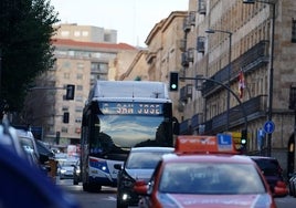 Un autobús circula por la Gran Vía de salamanca.