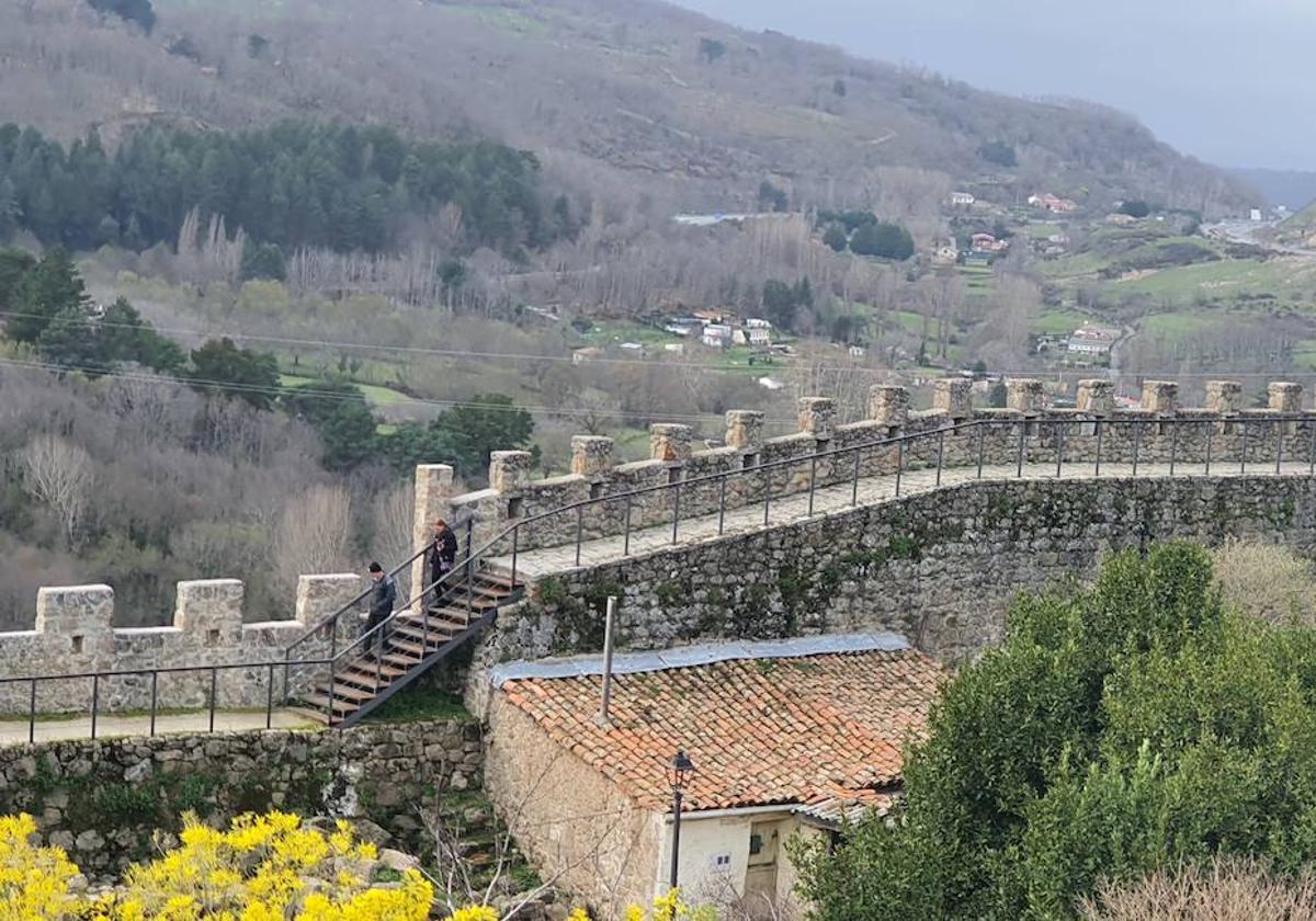 Imagen de paseantes sobre la muralla medieval de Béjar, ubicada en el barrio de La Antigua.