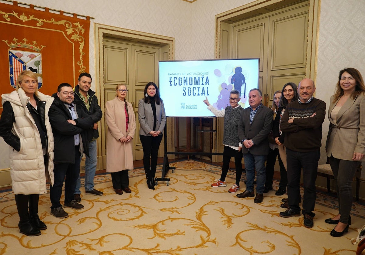 La concejala Miryam Rodríguez, quinta por la izquierda, con representantes de empresas de economía social en el Ayuntamiento.