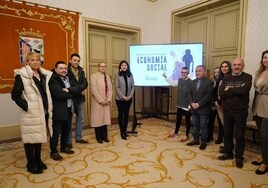 La concejala Miryam Rodríguez, quinta por la izquierda, con representantes de empresas de economía social en el Ayuntamiento.