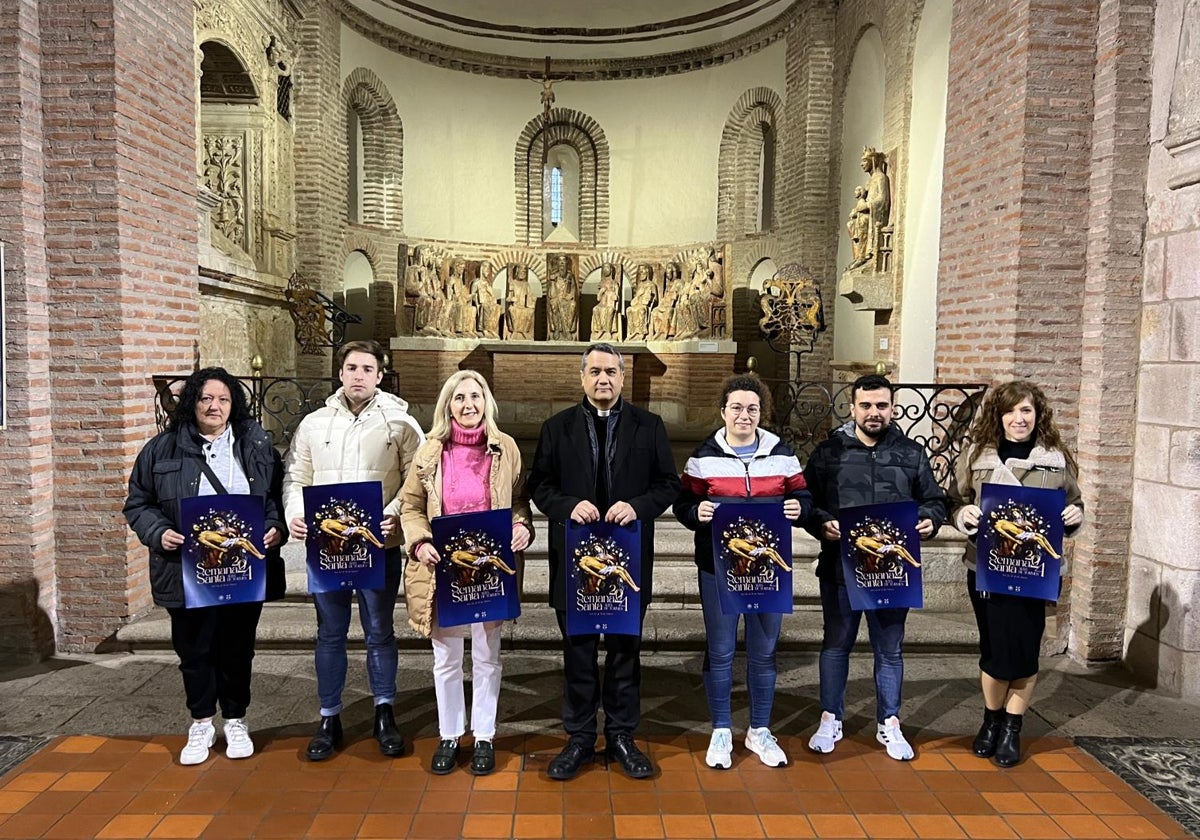 Representantes de las cofradías albenses junto a la alcaldesa, el párroco y la diseñadora del cartel.