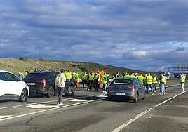 Los agricultores vuelven a cortar la autovía en Peñaranda
