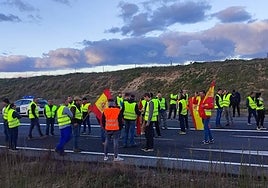 En imágenes: así cortaron los agricultores la A-50 en Peñaranda