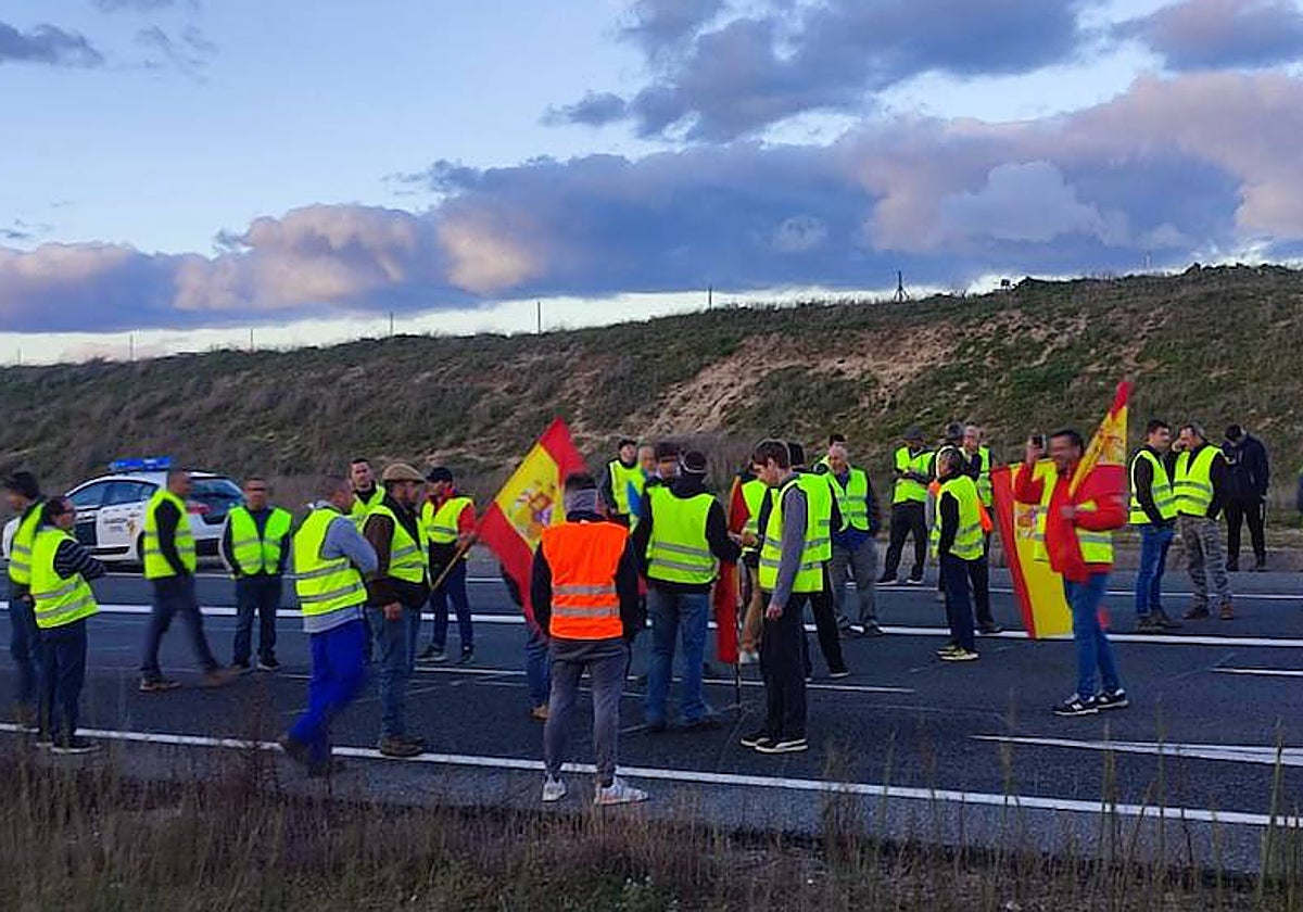 En imágenes: así cortaron los agricultores la A-50 en Peñaranda