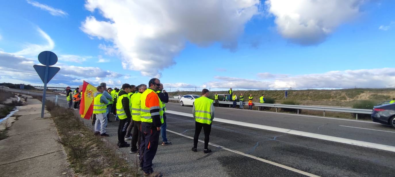 En imágenes: así cortaron los agricultores la A-50 en Peñaranda
