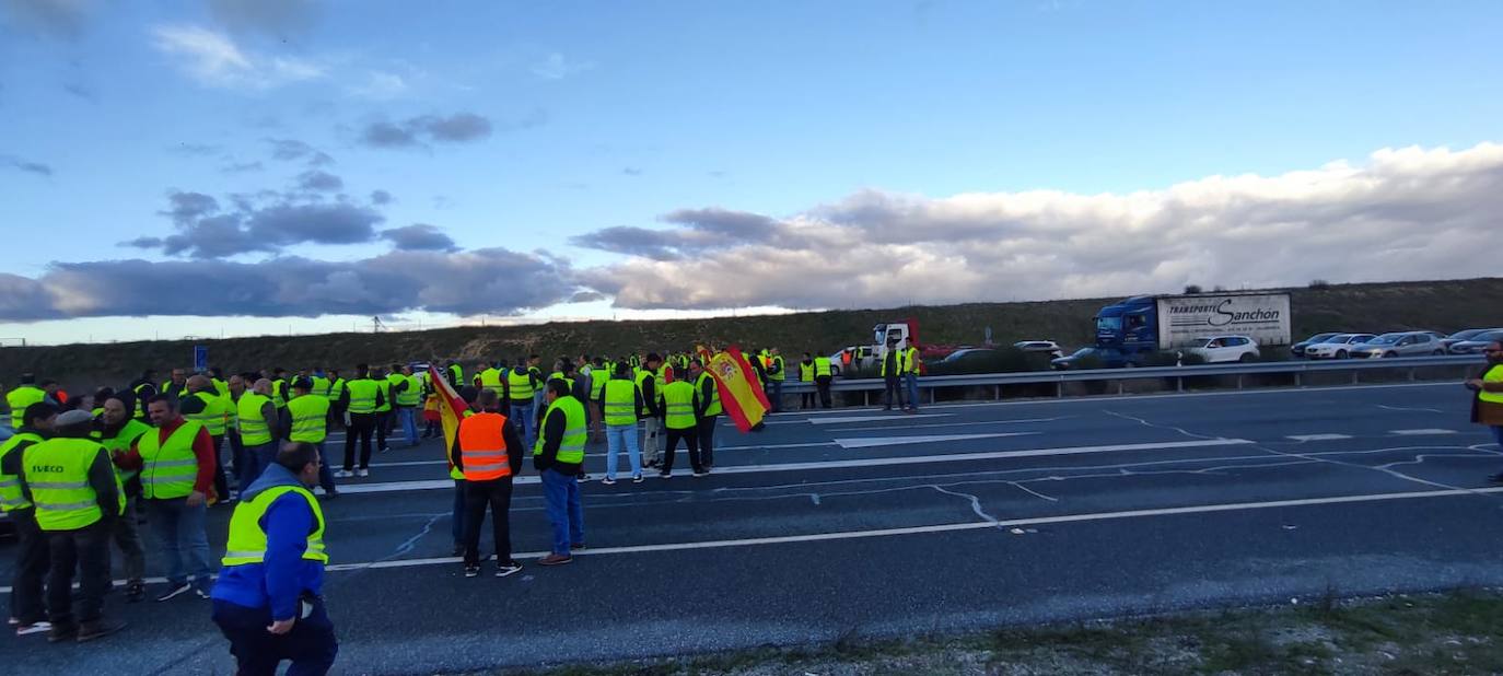 En imágenes: así cortaron los agricultores la A-50 en Peñaranda