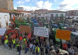 Medio centenar de tractores protestan en Lumbrales contra las medidas de Planas
