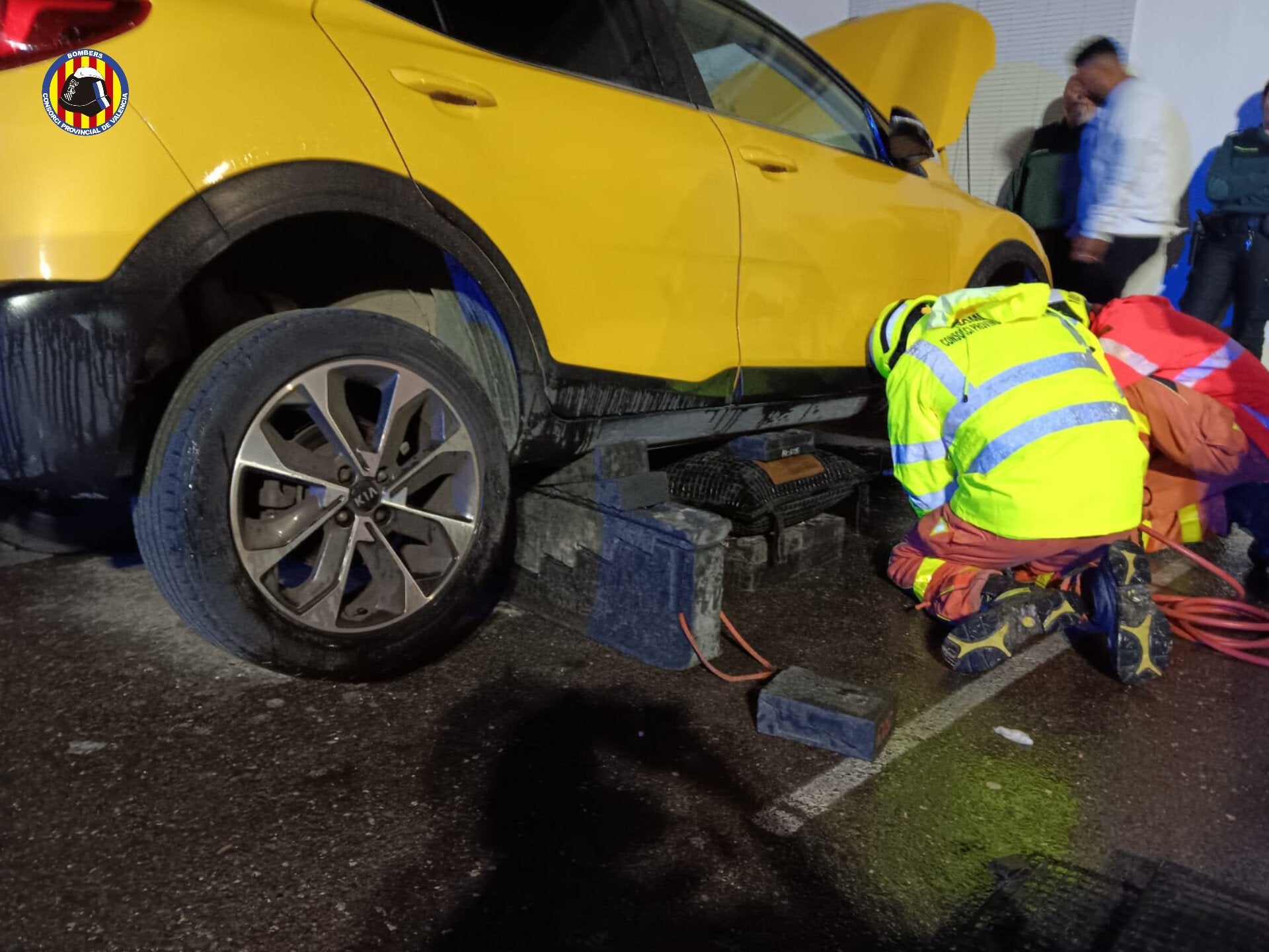 Emocionante rescate a un perro atrapado en el motor de un coche