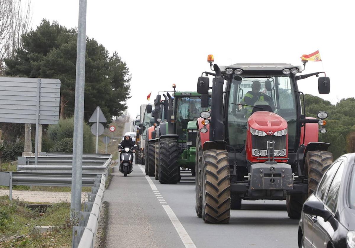 Caravana de tractores por la carretera en protestas anteriores