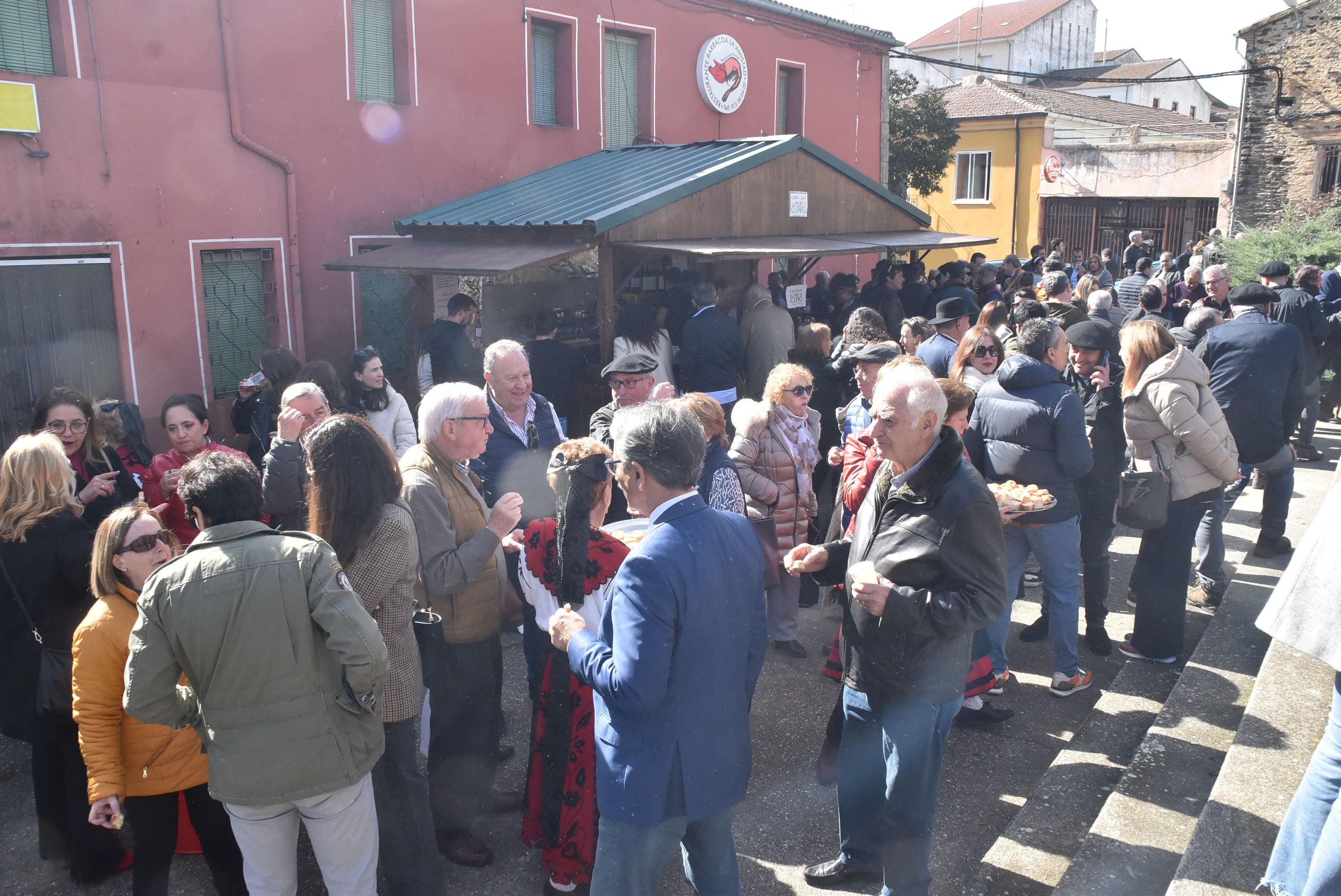 La matanza de Guijuelo rinde homenaje al sabor con numerosas caras conocidas