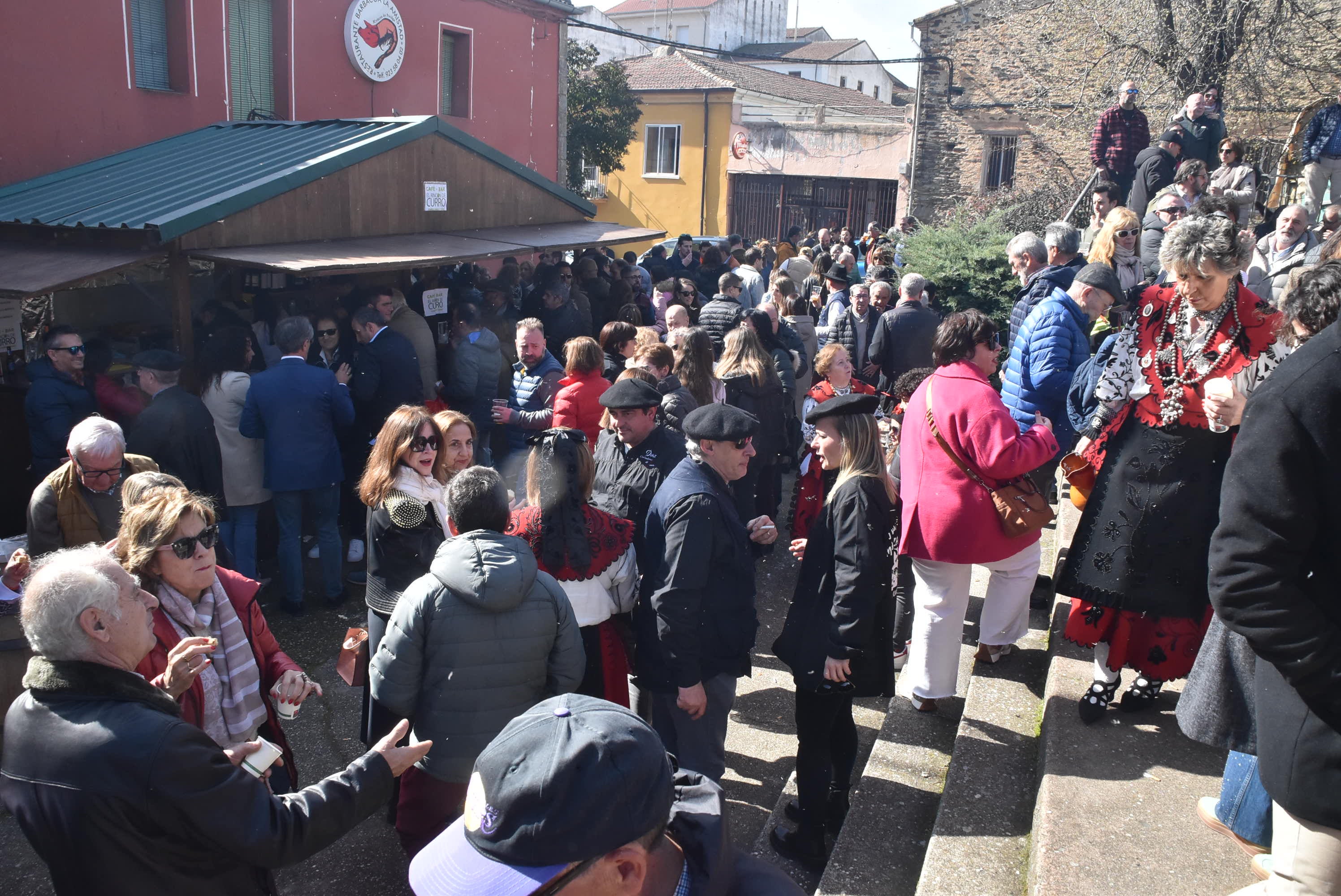 La matanza de Guijuelo rinde homenaje al sabor con numerosas caras conocidas