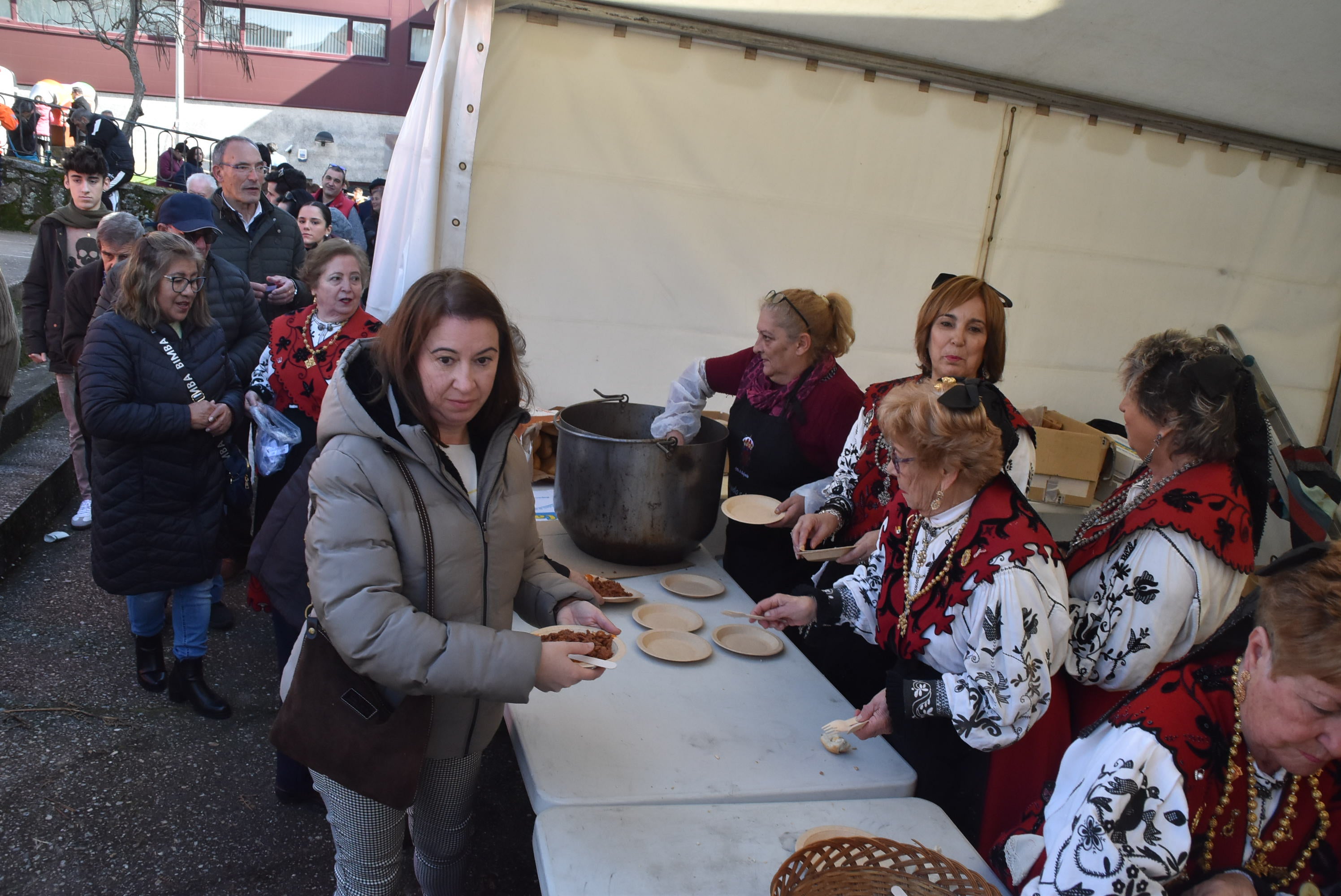 La matanza de Guijuelo rinde homenaje al sabor con numerosas caras conocidas