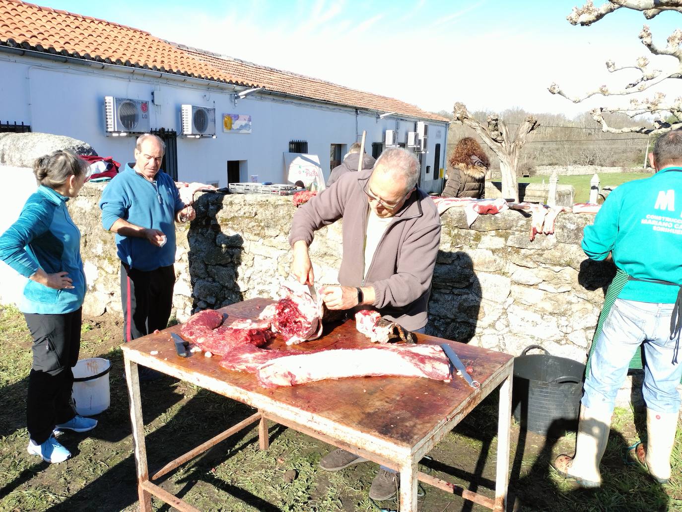 Los vecinos de Horcajo de Montemayor disfrutan de la matanza popular en una animada jornada