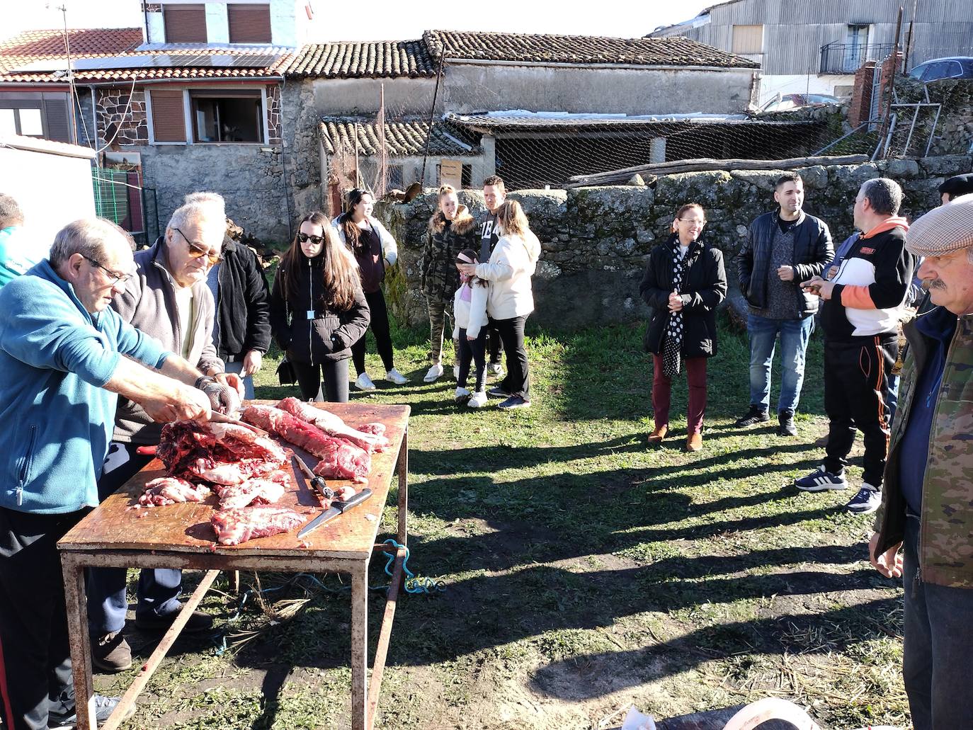 Los vecinos de Horcajo de Montemayor disfrutan de la matanza popular en una animada jornada