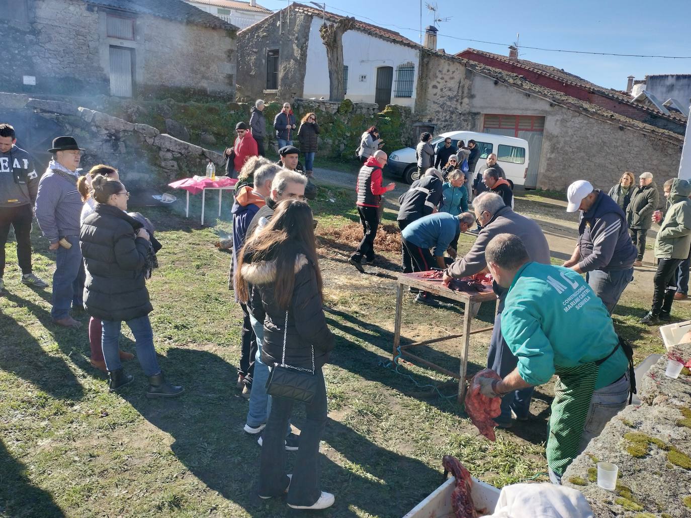 Los vecinos de Horcajo de Montemayor disfrutan de la matanza popular en una animada jornada