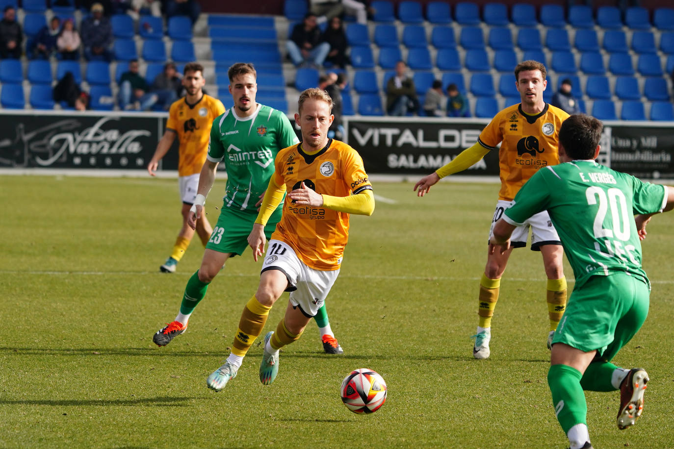 Dani Nieto ante el Cornellà.