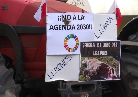 Los agricultores cántabros elevan el tono: dejan en la puerta de la Delegación el cadáver de un potro