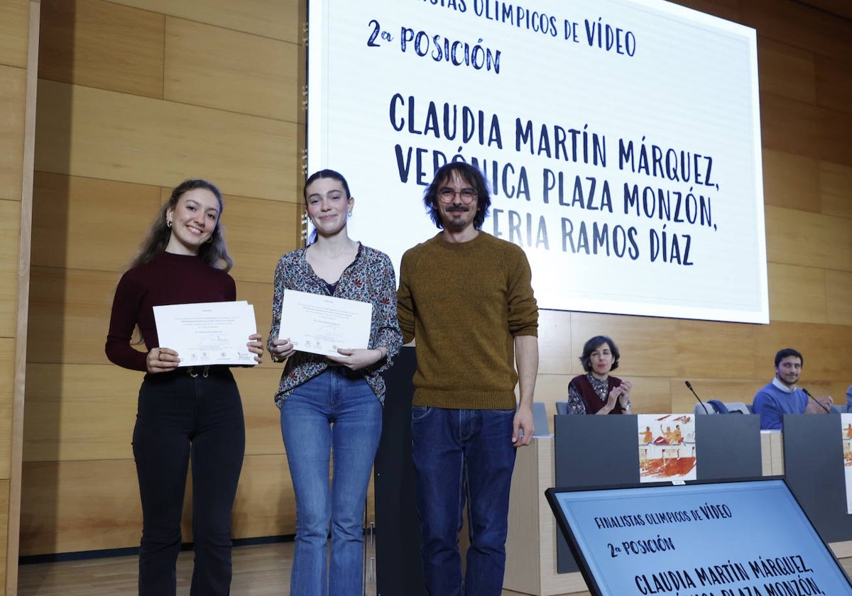 Dos de las ganadoras recibiendo su premio en la Olimpiada.