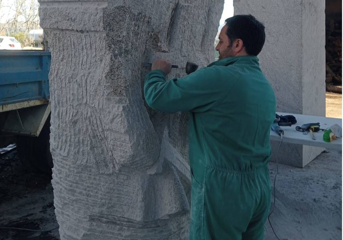 José Manuel trabajando en las esculturas de templarios.