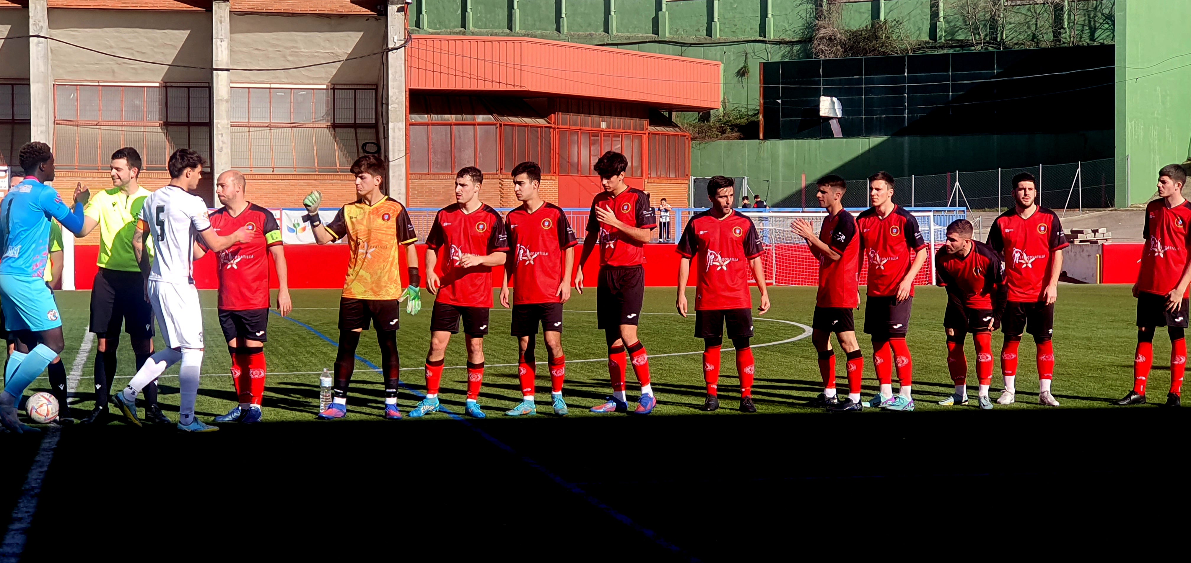 Saque de honor de la Policía Nacional por su 200 aniversario en el partido entre el Béjar y el Zamora