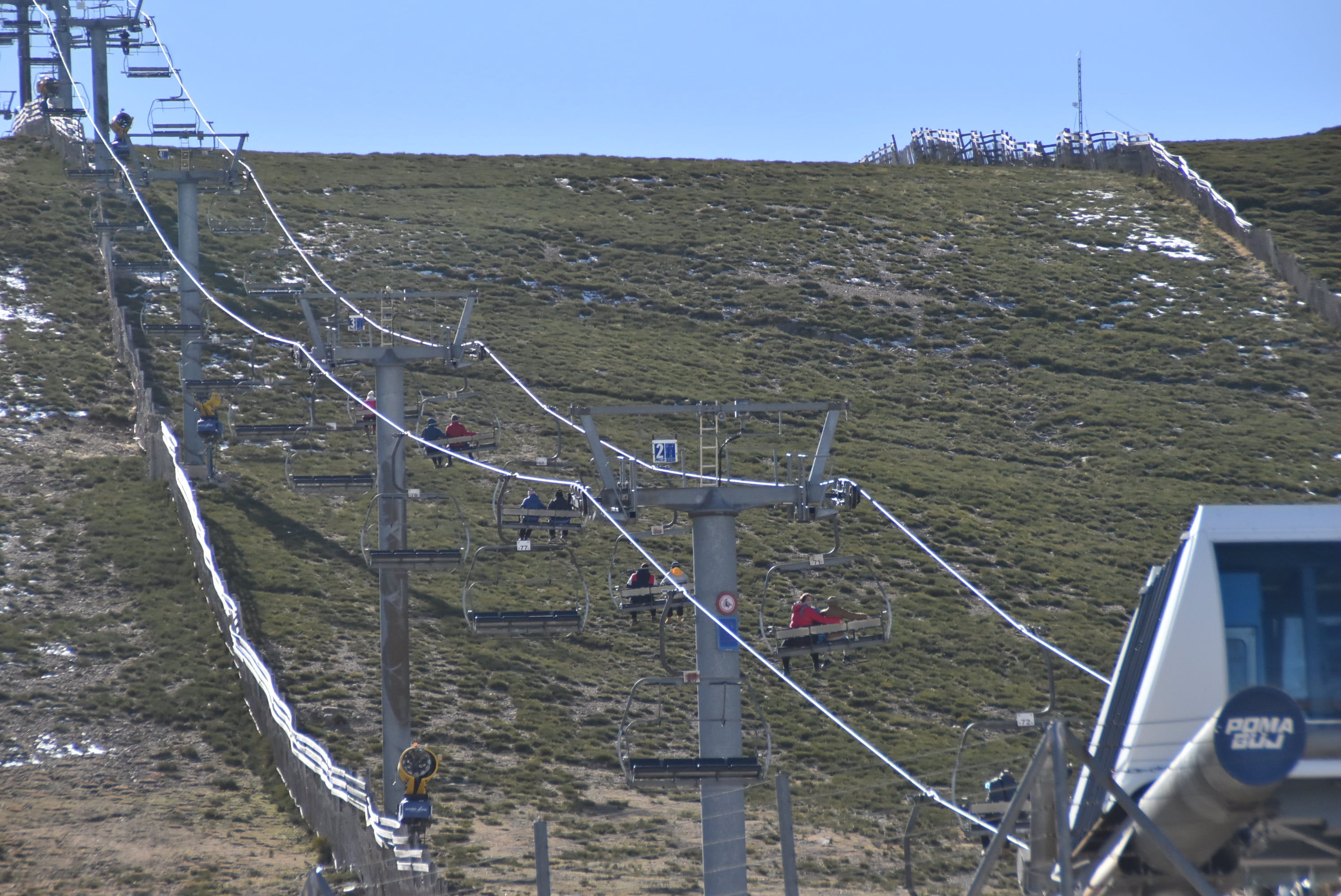 La Covatilla aprovecha el tirón turístico del telesilla y abre una pista para el esquí en la cota alta