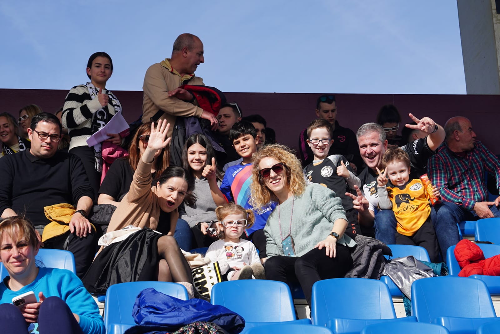 Búscate en la grada del Reina Sofía en el partido de Unionistas contra el Fuenlabrada