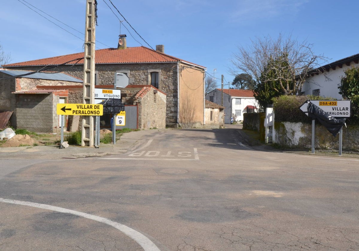 Intersección de esta carretera en el municipio de Cipérez