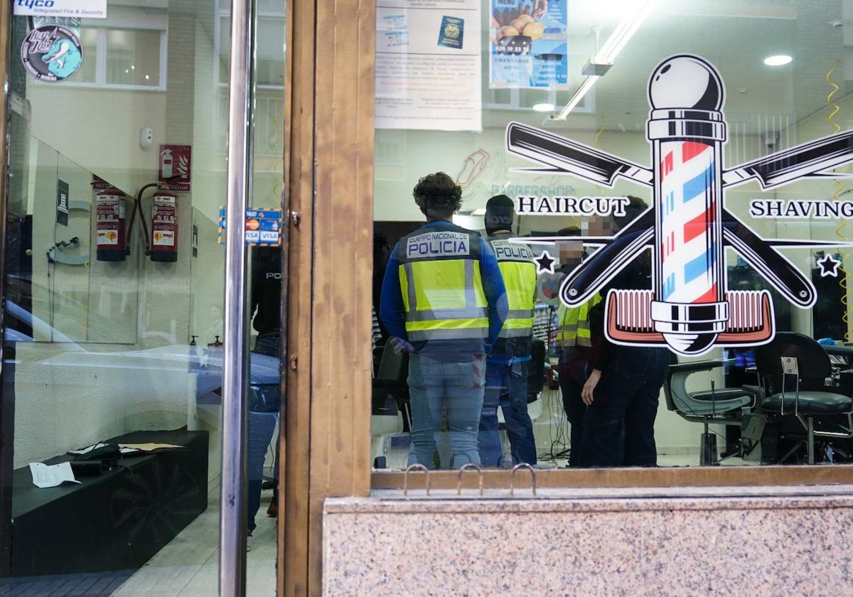 Policía Nacional realiza una redada en una peluquería.