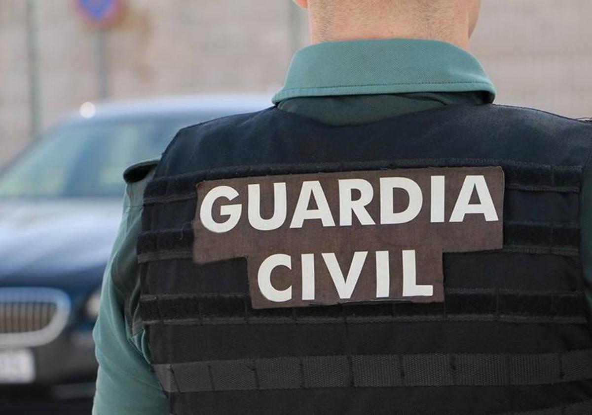 Un Guardia Civil de espaldas en un accidente.