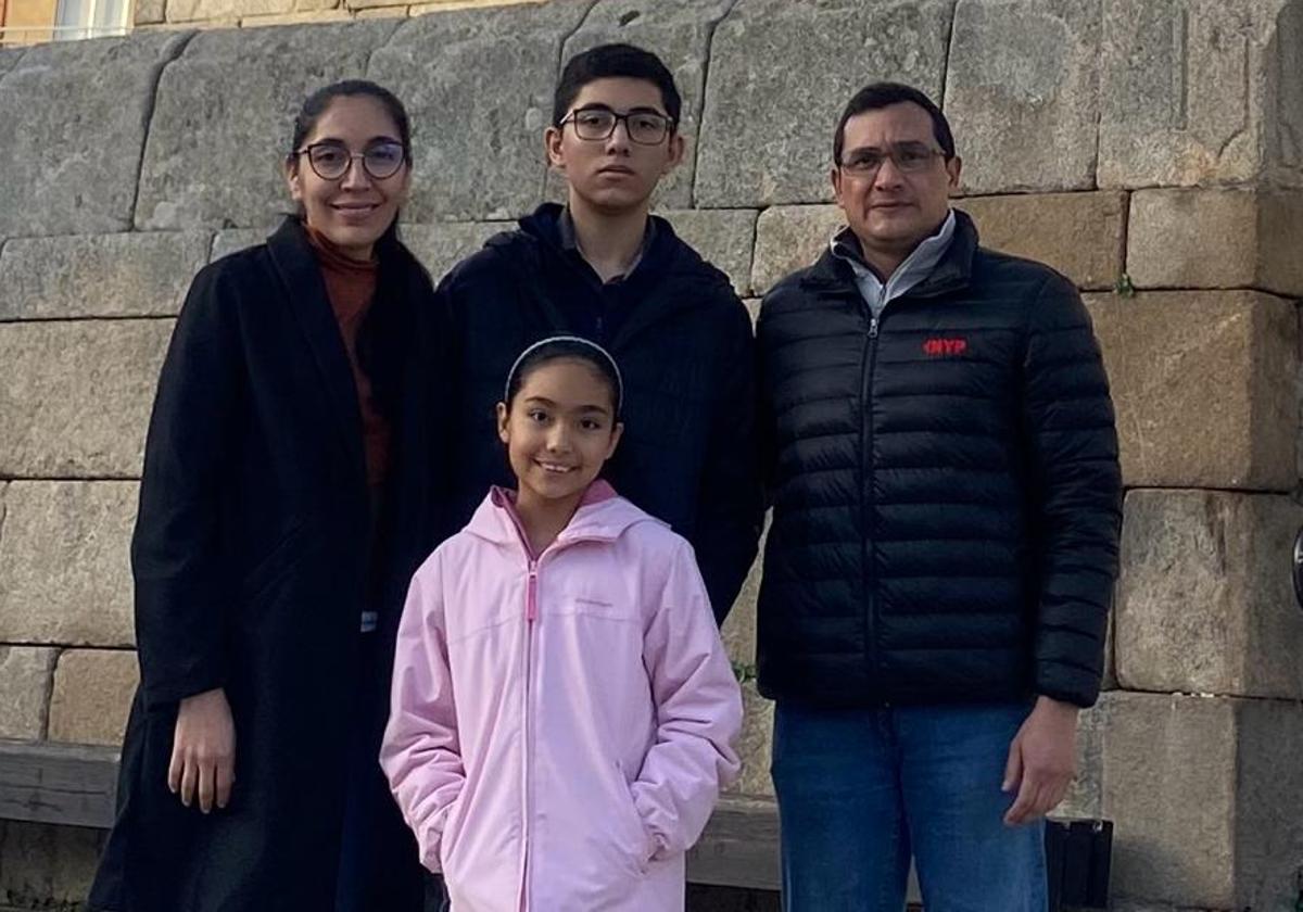 Carolina y Jonathan con sus hijos de 9 y 14 años, junto a la iglesia de Vitigudino, municipio en el que ahora residen.