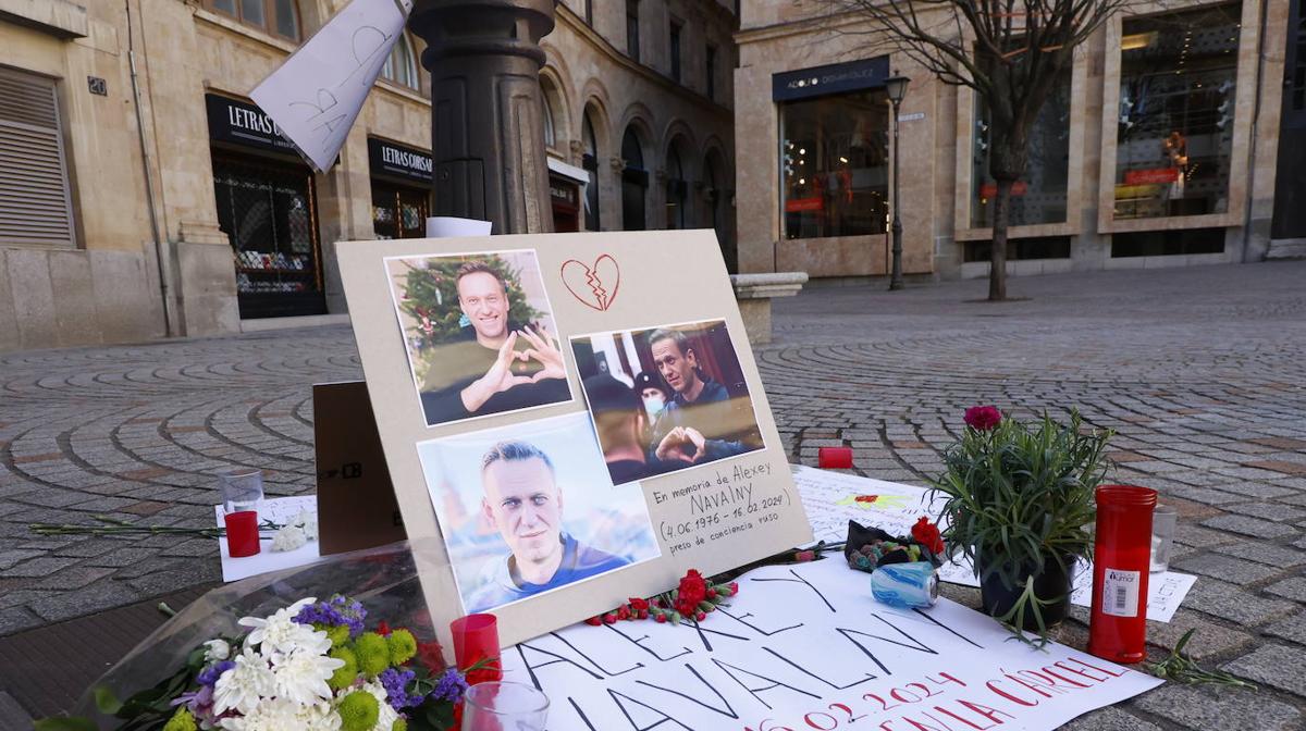 Memorial a Alexéi Navalni en la plaza de San Boal, el opositor a Putin que falleció en la cárcel