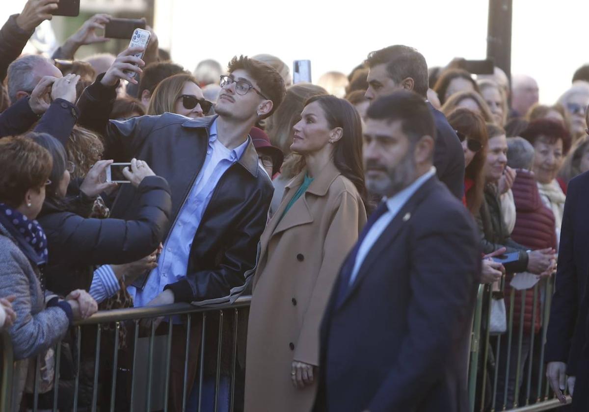 ¿Ha visto a una Reina Letizia cercana con la gente en su visita a Salamanca?