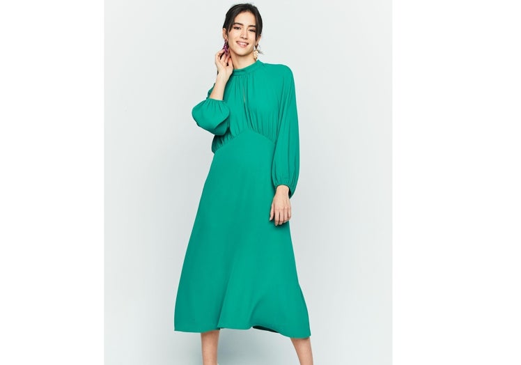 Vestido verde de la marca 'Dándara' utilizado por la Reina Letizia en su visita a Salamanca.