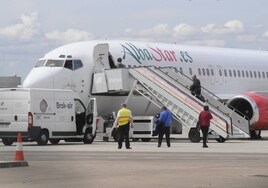 Un avión en el aeropuerto de Matacán para un viaje del Club de los 60.