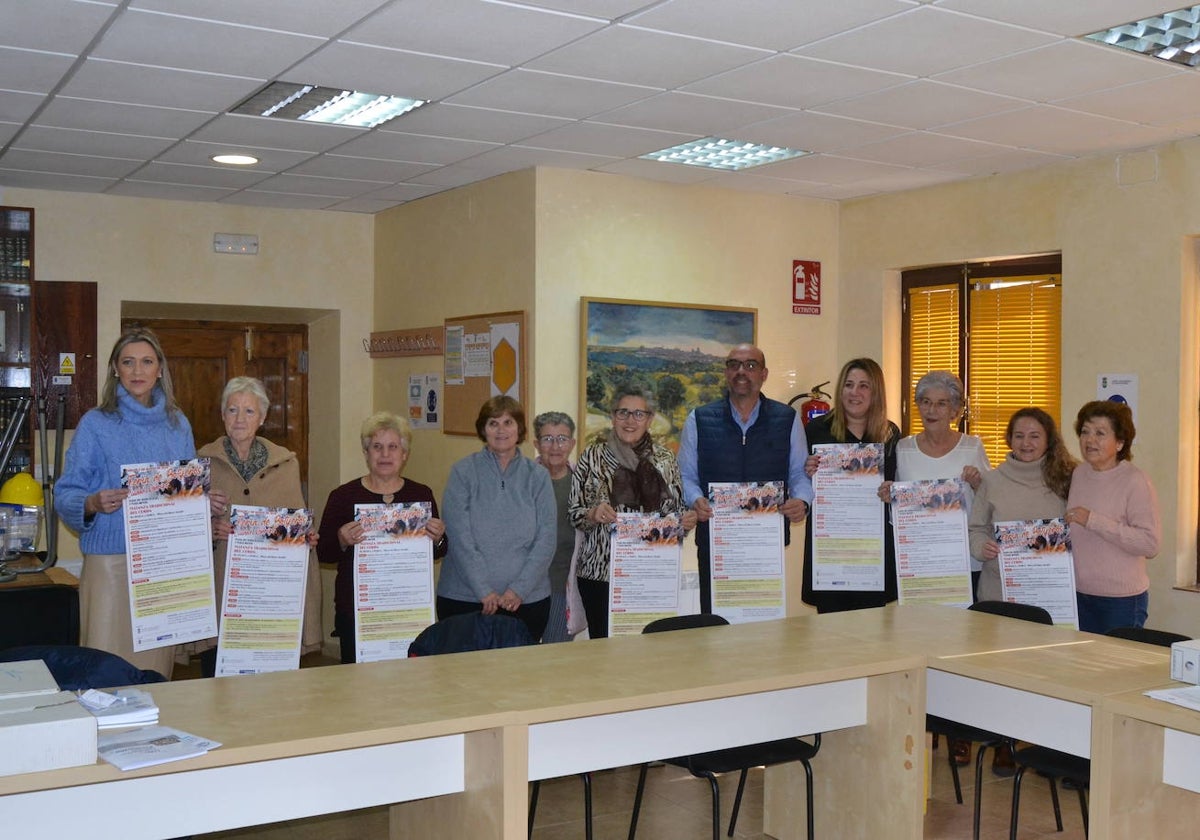 Concejales y mujeres del grupo Amanecer en la presentación.