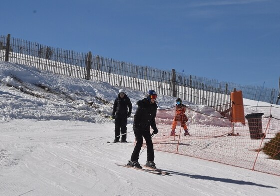 Imagen de esquiadores el pasado domingo tras la apertura de una pista en las cotas altas.
