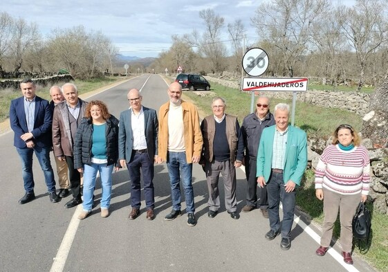 Autoridades locales, comarcales y provinciales durante la visita a Valdehijaderos.