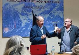 Los peñarandinos Ignacio Gómez de Liaño y Fernando Labajos tras una conferencia.