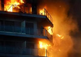 El incendio de Valencia arrasa dos edificios de viviendas y deja 14 heridos